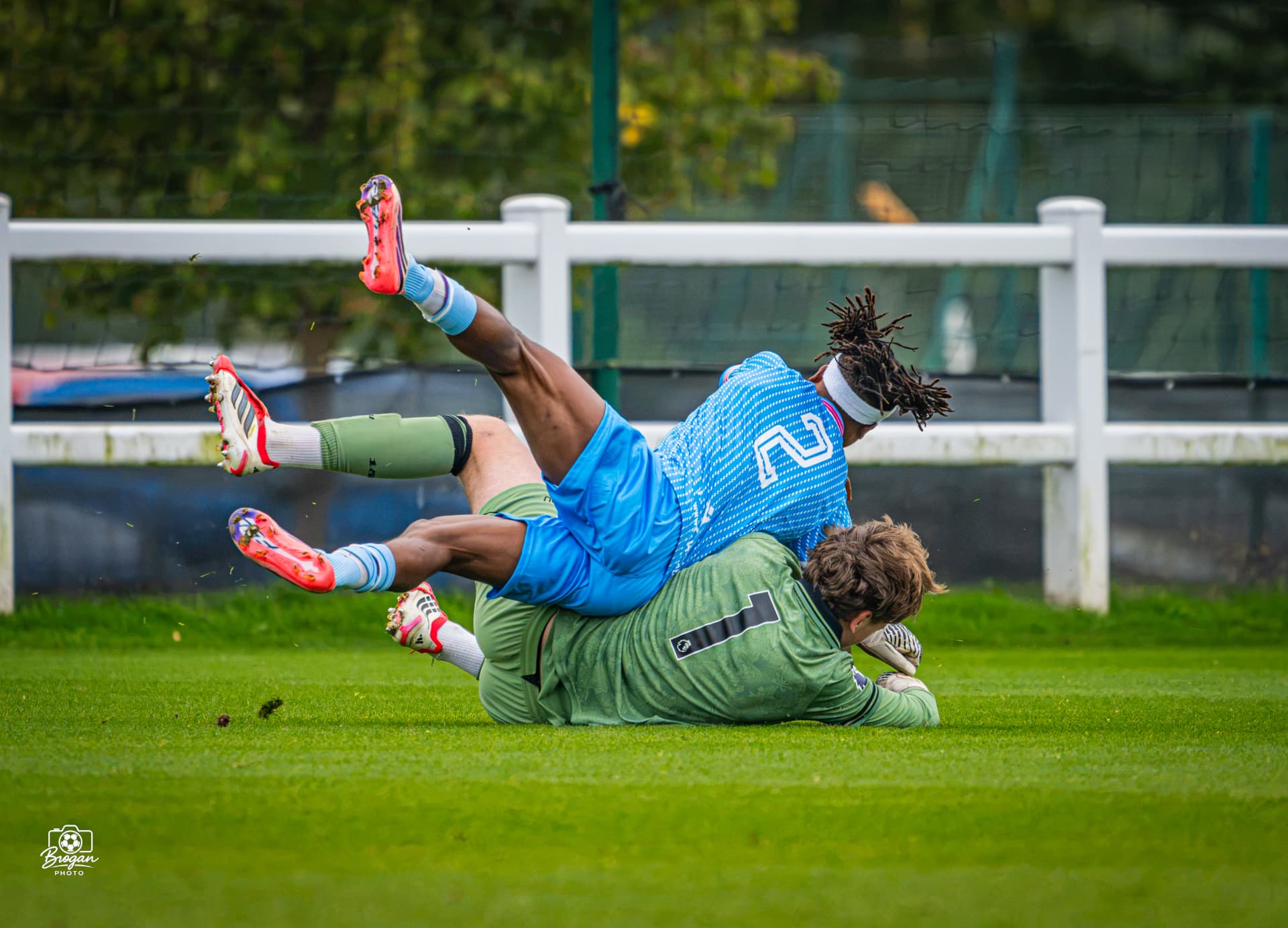 AR Elite forward colliding with the Wolves U18 goalkeeper